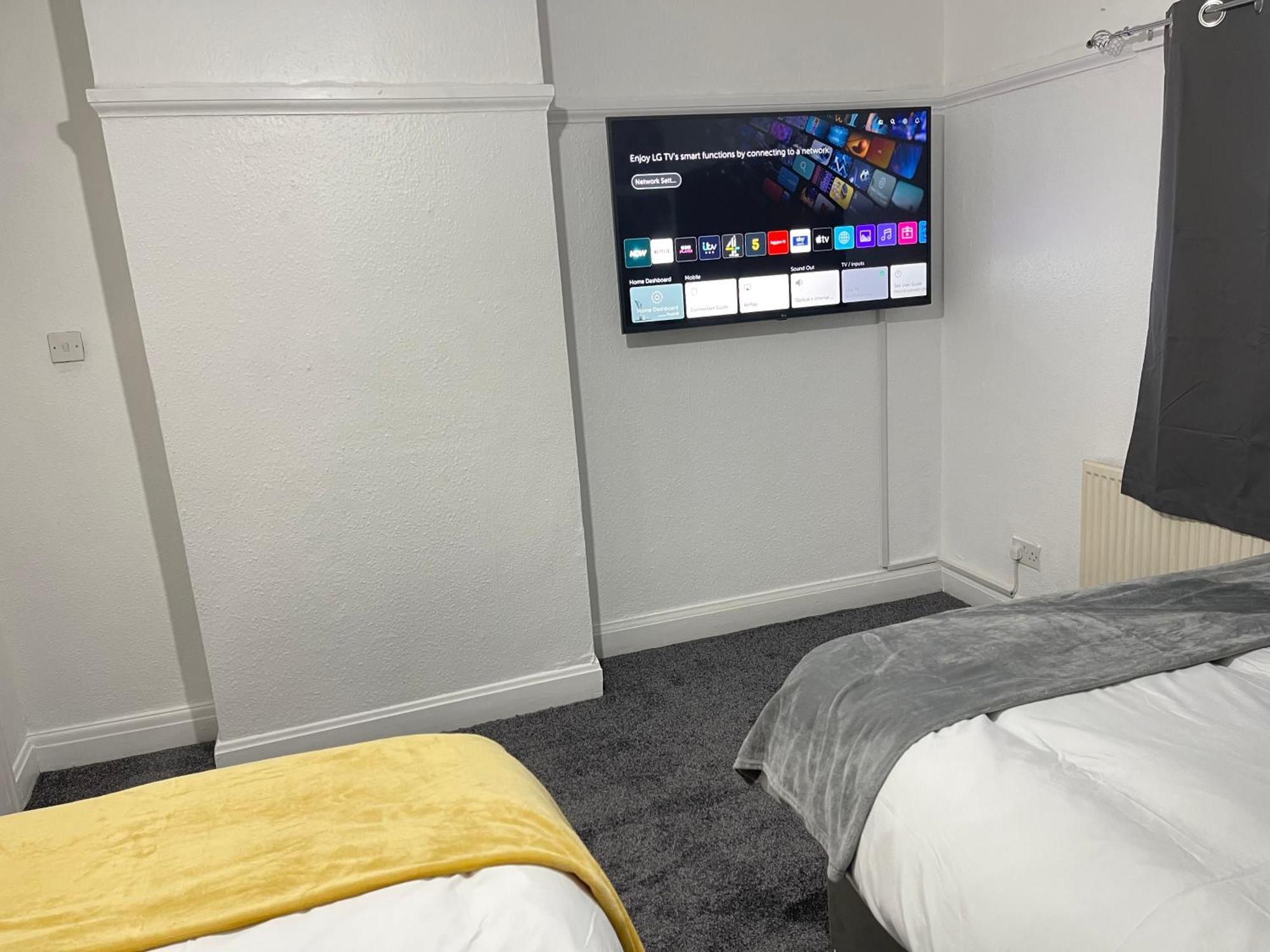 Hometel Digs Hidden Gem Large Comfy Home Can Sleep 15 Braunstone Town Экстерьер фото
