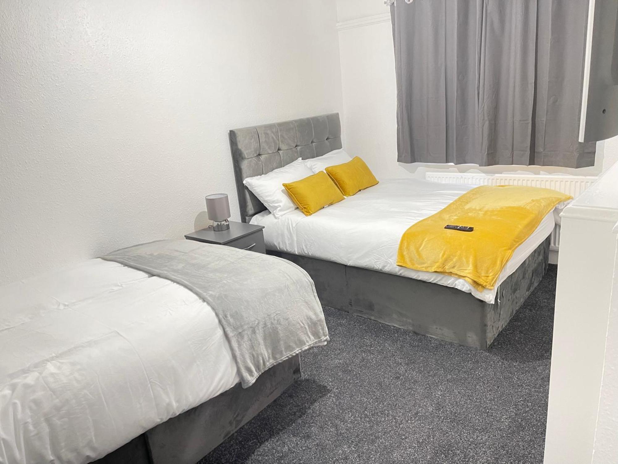 Hometel Digs Hidden Gem Large Comfy Home Can Sleep 15 Braunstone Town Экстерьер фото