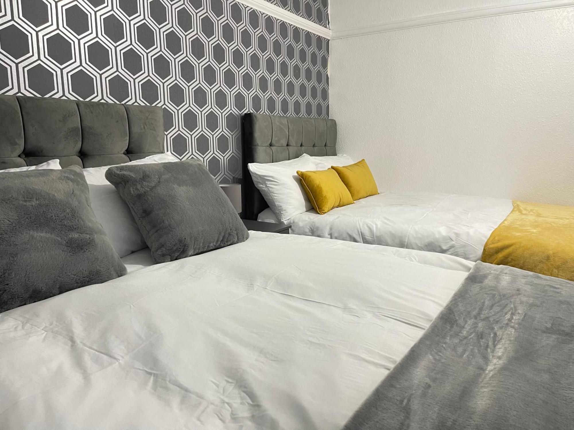 Hometel Digs Hidden Gem Large Comfy Home Can Sleep 15 Braunstone Town Экстерьер фото